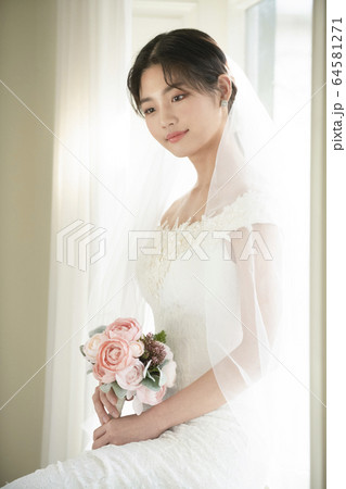 ウエディング 花嫁 ウェディングドレス 64581271