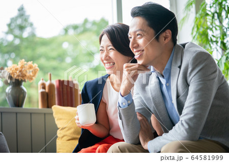 夫婦 ライフスタイル カジュアル 夫婦 ライフスタイル カジュアル 64581999