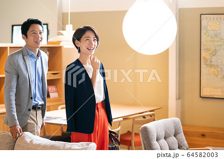 夫婦 カップル 新生活 家具屋 不動産 内覧 夫婦 カップル 新生活 家具屋 不動産 内覧 64582003