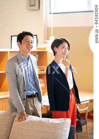 夫婦 カップル 新生活 家具屋 不動産 内覧 夫婦 カップル 新生活 家具屋 不動産 内覧 64582004