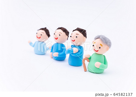 手作り紙粘土人形　4世代　少年　青年　中年　高年 64582137