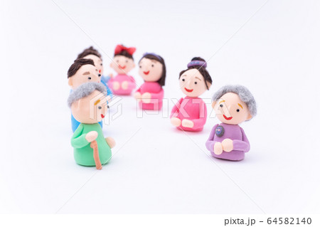 手作り紙粘土人形　4世代　少年　青年　中年　高年 64582140