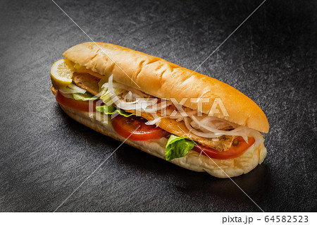 トルコ名物 サバのサンドイッチ  Istanbul mackerel sandwich 64582523