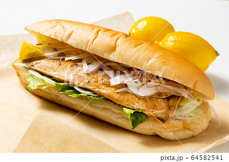 トルコ名物 サバのサンドイッチ Istanbul mackerel sandwich トルコ名物 サバのサンドイッチ Istanbul mackerel sandwich 64582541