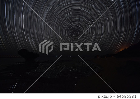 沖縄 星景写真 星空写真 日周運動 ビーチ 海岸 沖縄 星景写真 星空写真 日周運動 ビーチ 海岸 64585531