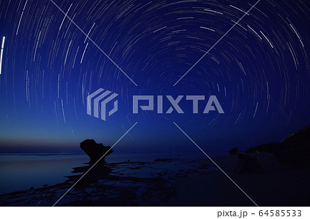 沖縄　星景写真　星空写真　日周運動　ビーチ　海岸 64585533