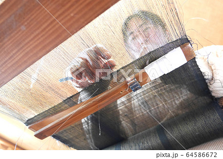 奄美大島　大島紬　機織り　織工　体験　実演　観光 64586672