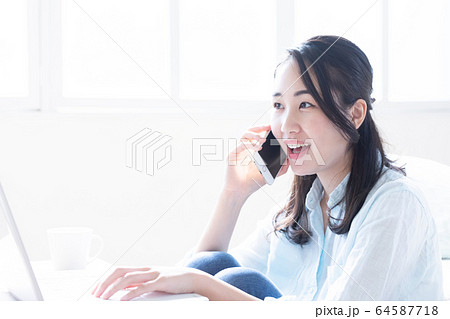若い女性 スマホ 若い女性 スマホ 64587718