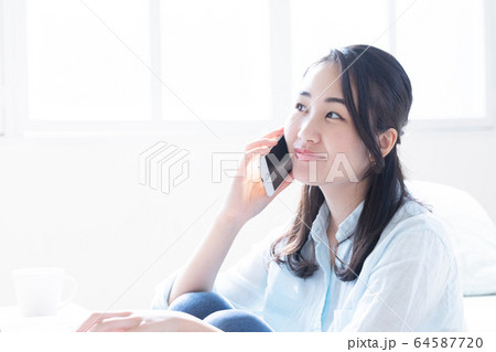若い女性 スマホ 若い女性 スマホ 64587720