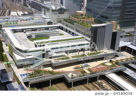JR新宿駅とバスタ新宿(東京都渋谷区) JR新宿駅とバスタ新宿(東京都渋谷区) 64589036