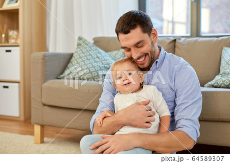 father with little baby daughter at home 64589307