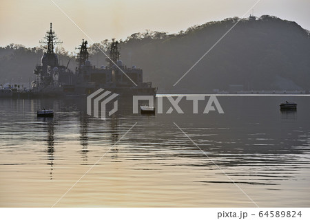 朝の港【横須賀】海上自衛隊の護衛艦 64589824