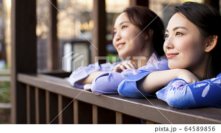 温泉旅行を楽しむ女性と友達 温泉旅行を楽しむ女性と友達 64589856