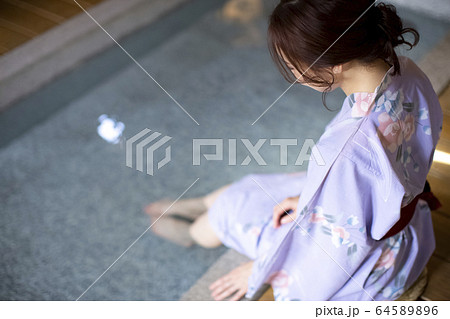 足湯を楽しむ女性 64589896