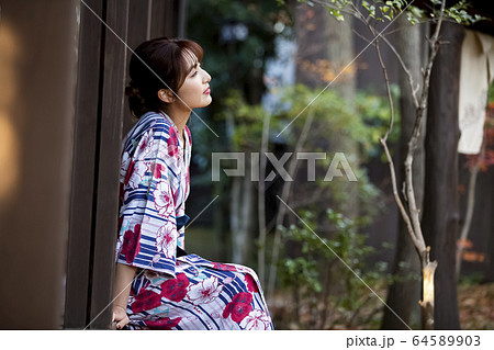 温泉旅行を楽しむ女性 64589903