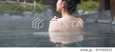 露天風呂を楽しむ女性 64589923