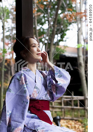温泉旅行を楽しむ女性 64589950
