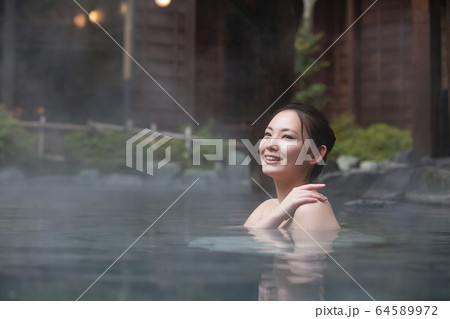 露天風呂を楽しむ女性 64589972