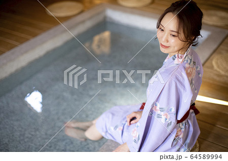 足湯を楽しむ女性 64589994