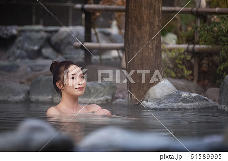 温泉旅行を楽しむ女性 64589995