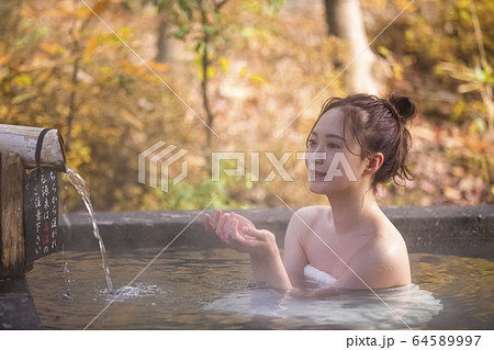 温泉旅行を楽しむ女性 64589997