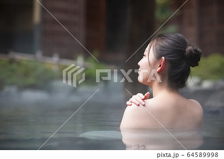 露天風呂を楽しむ女性 露天風呂を楽しむ女性 64589998