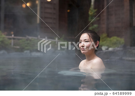 露天風呂を楽しむ女性 露天風呂を楽しむ女性 64589999
