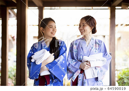温泉旅行を楽しむ女性と友達 温泉旅行を楽しむ女性と友達 64590019