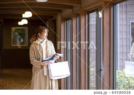 温泉旅行を楽しむ女性 64590038