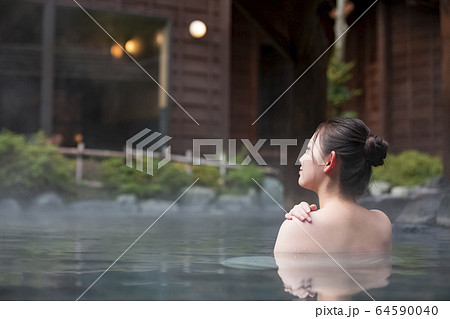 露天風呂を楽しむ女性 64590040