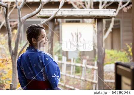 温泉旅行を楽しむ女性 64590048