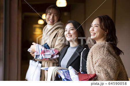 温泉旅行を楽しむ女性と友達 64590058