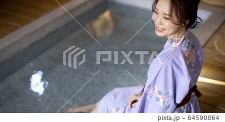 足湯を楽しむ女性 足湯を楽しむ女性 64590064