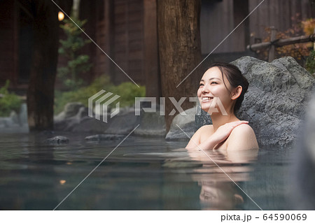 露天風呂を楽しむ女性 64590069