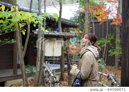 温泉旅行を楽しむ女性 温泉旅行を楽しむ女性 64590071