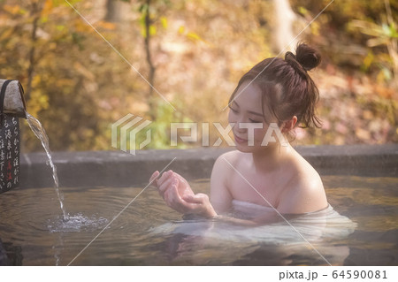 温泉旅行を楽しむ女性 温泉旅行を楽しむ女性 64590081