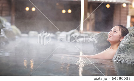 露天風呂を楽しむ女性 64590082
