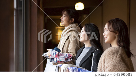 温泉旅行を楽しむ女性と友達 64590085