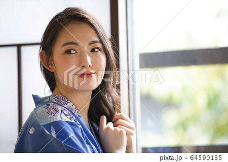 旅館で身支度をする女性 旅館で身支度をする女性 64590135