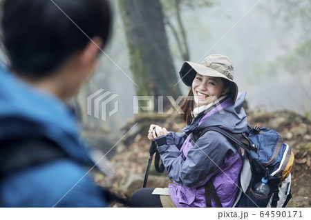 登山をするカップル 64590171