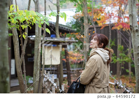 温泉旅行を楽しむ女性 64590172