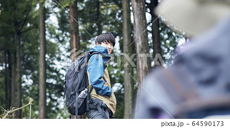 登山をするカップル 64590173