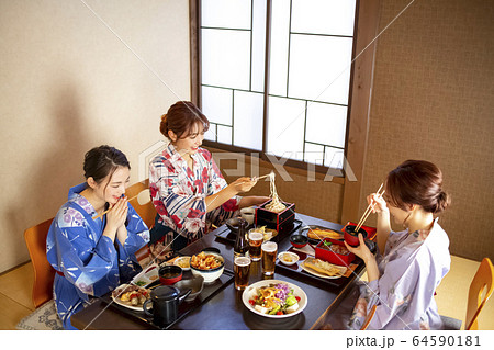 温泉旅行を楽しむ女性と友達 64590181