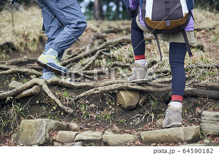 登山をするカップル 64590182