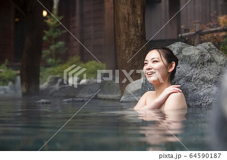 露天風呂を楽しむ女性 64590187