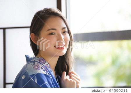 旅館で身支度をする女性 64590211