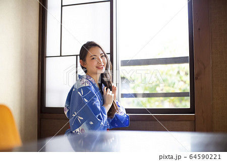 旅館で身支度をする女性 64590221
