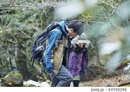 登山をするカップル 64590296