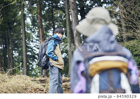 登山をするカップル 登山をするカップル 64590329