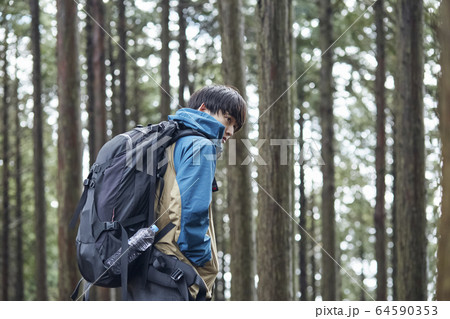 登山をする男性 64590353
